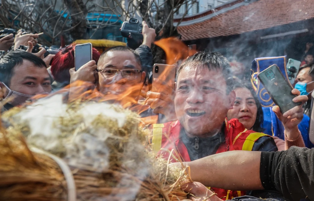 Sáng ngày 29-1 (tức mùng 8 Tết năm Qúy Mão), nhiều người dân phường Xuân Phương, quận Nam Từ Liêm, TP Hà Nội đã có mặt đông đủ tại đình làng Thị Cấm để tham gia hội thi nấu cơm.