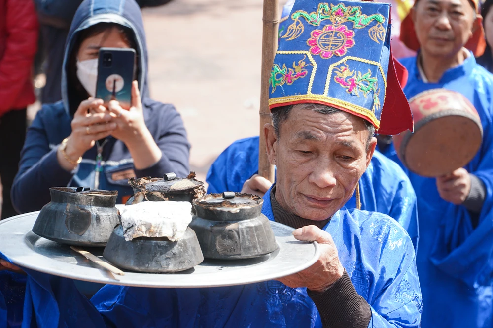 Sau khi cơm được tìm thấy, các cụ sẽ mang vào trong và xới cơm ra bát cúng thần linh rồi ban giám khảo mới được nếm và chấm giải.