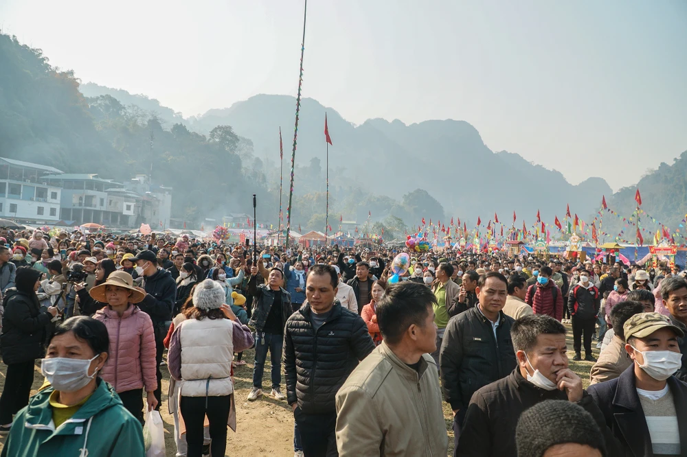 Hàng nghìn chen chúc người dân tham dự lễ hội Lồng Tồng năm 2023.