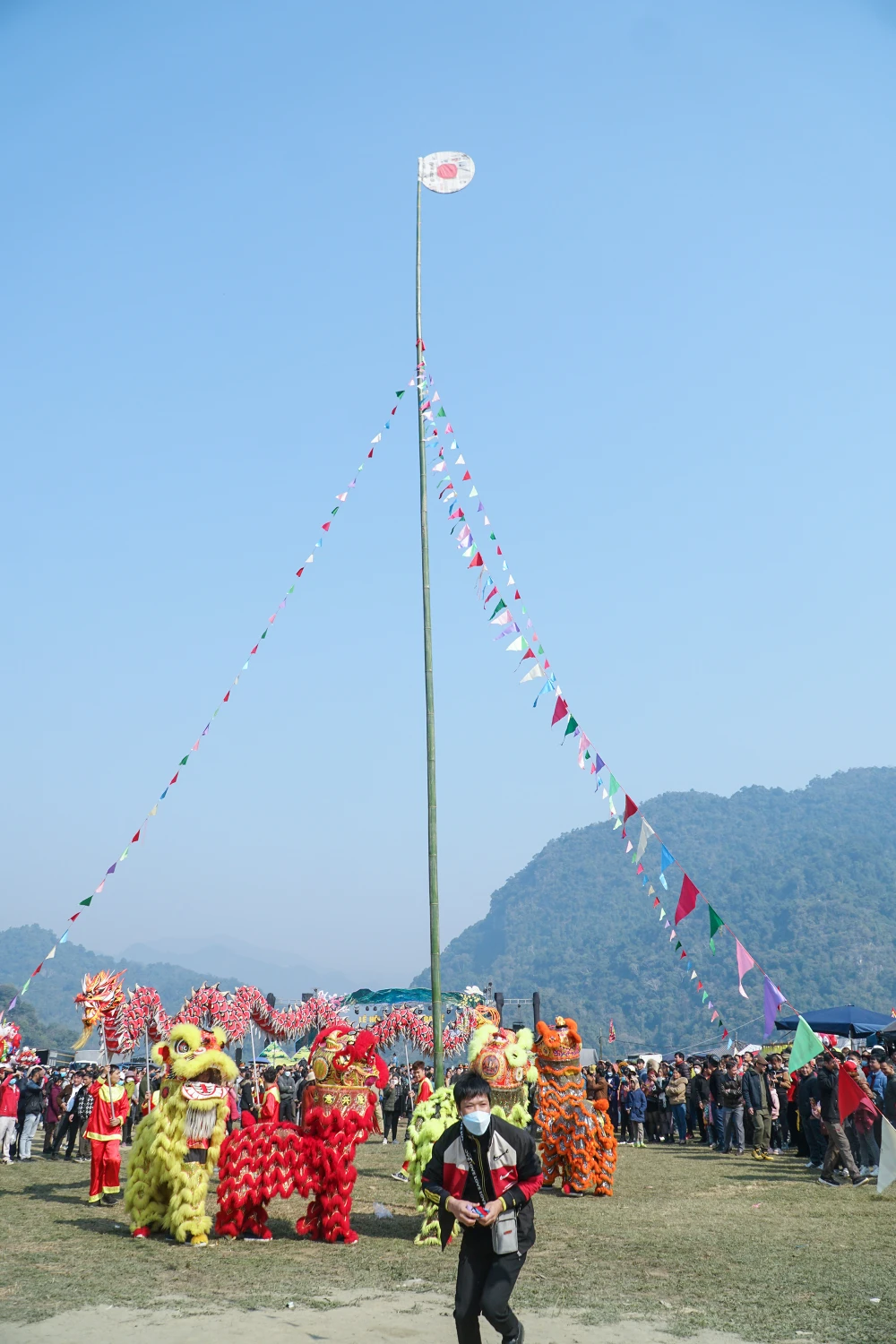 Hồng tâm được dựng trên một cây nêu cao cả chục mét.