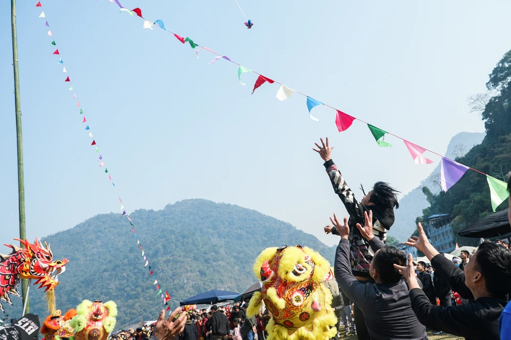 Sau phần lễ, nhiều người dân hào hứng nhất là trò chơi dân gian tung còn.