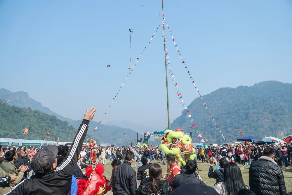 Người dân tin rằng, khi tung quả còn xuyên qua tâm thì năm đó sẽ có nhiều may mắn, sức khỏe, bình an, mùa màng bội thu...