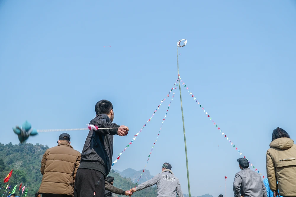 Nhiều người ra sức lấy đà tung những quả còn trúng đích.