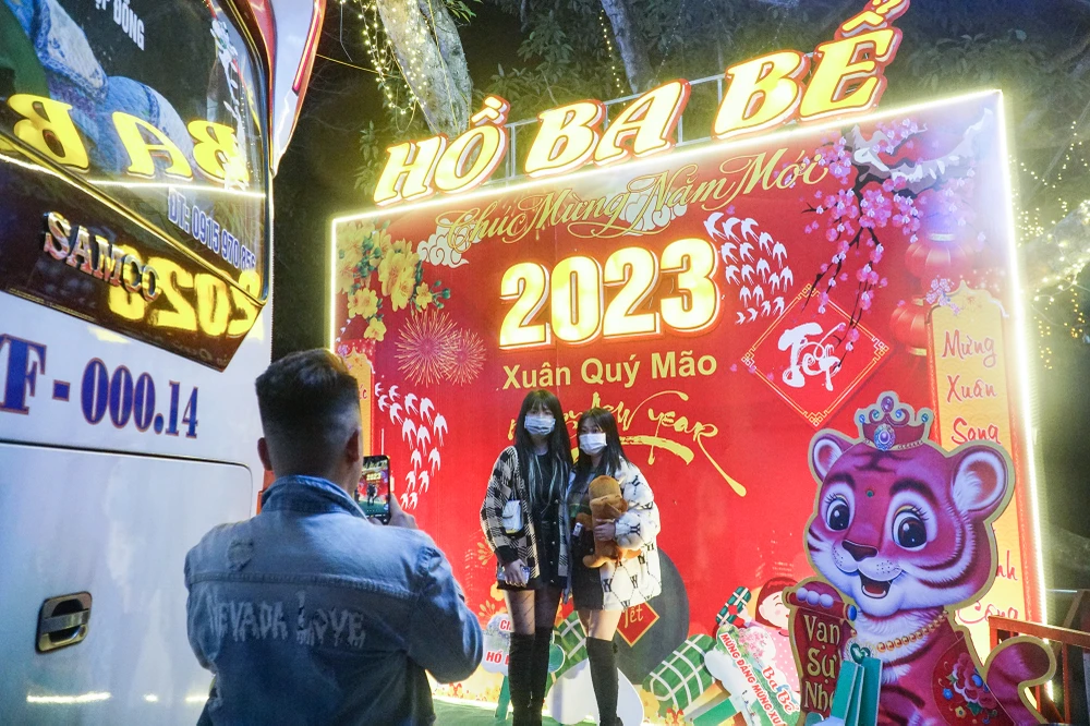 Nhiều người lưu lại những kỉ niệm đẹp nhất trong chuyến đi trải nghiệm tới lễ hội Lồng Tồng.