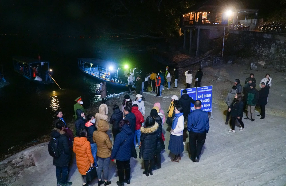 Dưới bến, hàng chục chiếc xuồng sẵn sàng chở khách qua khu vực tổ chức lễ hội.