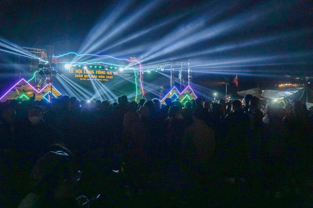 Năm nay, lễ hội được bổ sung thêm một số nội dung mới như đua thuyền Kayak, dù lượn, thả cá phóng sinh, thi giã bánh dày, thi khâu còn, hát giao duyên...