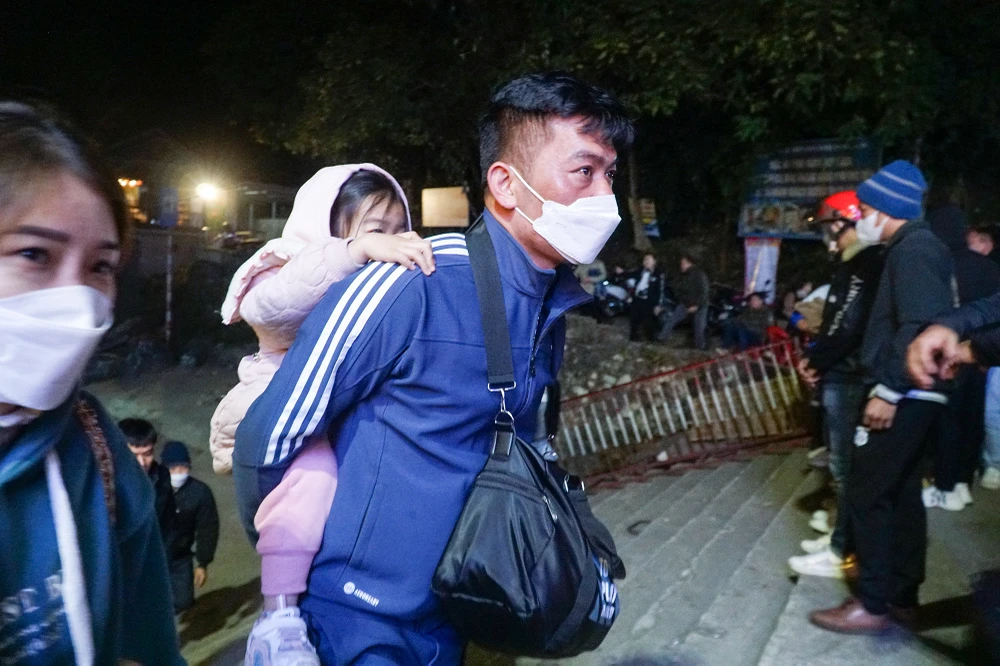 Nhiều phụ huynh đưa theo cả con nhỏ khi tham dự lễ hội.