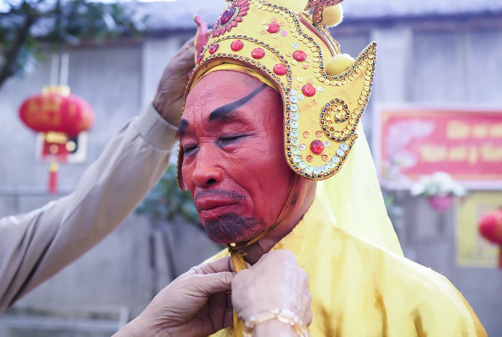 Được chọn là người đóng vai chúa năm nay, cụ ông Trần Văn Tích (73 tuổi) cho hay, bản thân mình rất vui mừng, và thấy sức khỏe tốt khi được các trai tráng khỏe mạnh trong dòng họ rước từ nhà ra đình làng làm lễ rồi đến đền Sái và ngược lại.