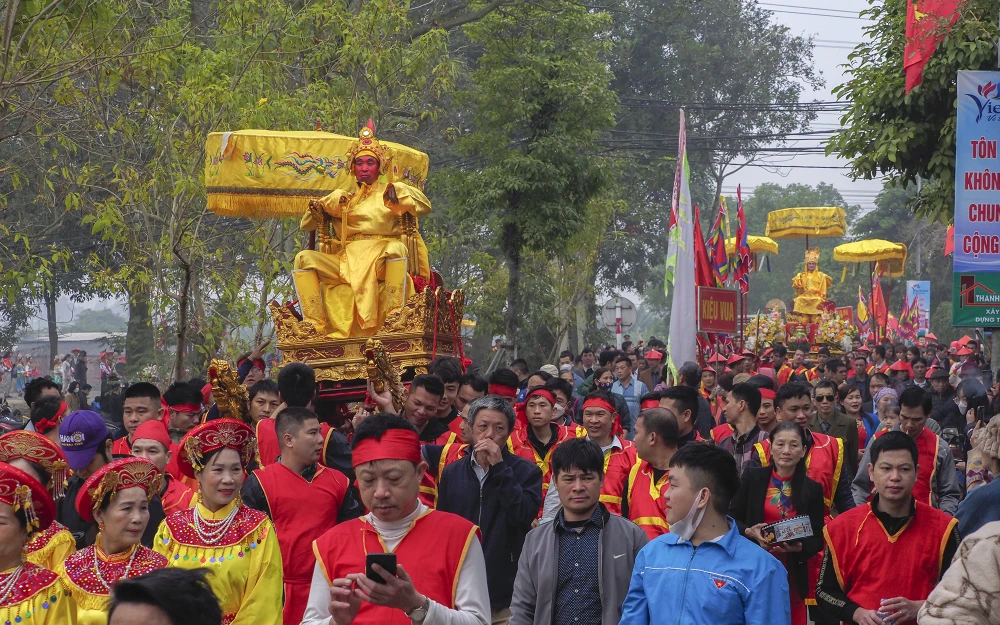 Hằng năm người dân trong làng lại chọn ra những người cao tuổi xứng đáng để vào vai vua, chúa và bốn vị quan tứ trụ triều đình.