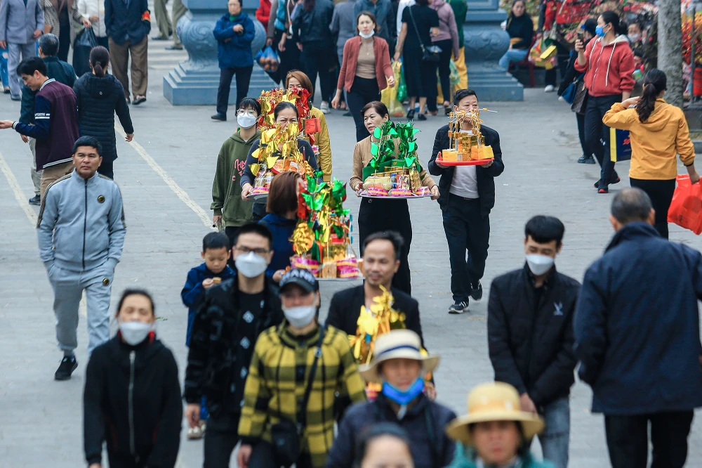 Nhiều người sắm sửa lễ vật để vào đây thắp hương vái. Trước khi vào làm lễ, một số người dân cho biết đã mua mâm lễ với dịch vụ trọn gói bao gồm mâm cỗ, có cả kèm người bưng mâm.