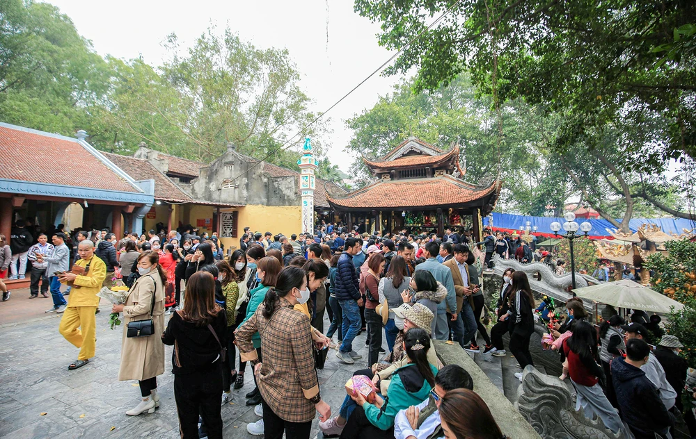 Hàng nghìn người dân và du khách đổ về đền Bà Chúa Kho thắp hương, dâng lễ xin lộc đầu năm mới với mong cho cả năm được thuận buồm xuôi gió.