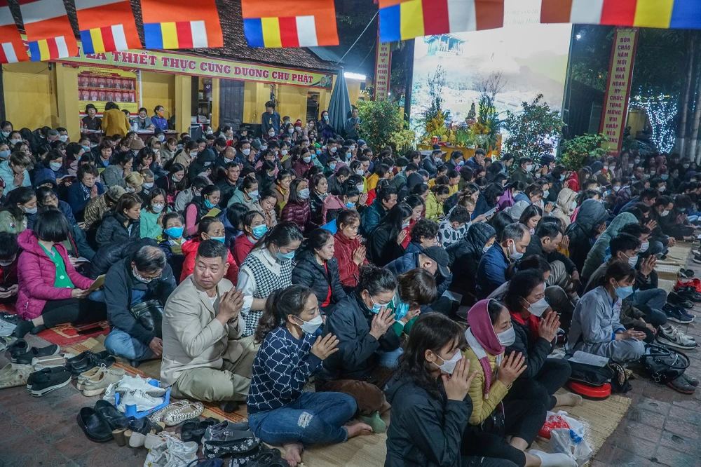 Tối ngày 4-2, nhiều người dân ở Hà Nội tới chùa Phúc Khánh, quận Đống Đa, TP Hà Nội để tham dự lễ cầu an do nhà chùa tổ chức trong dịp Rằm tháng Giêng.