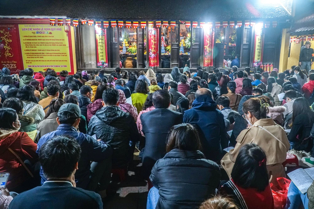 Hàng nghìn người tâm thành chắp tay lễ Phật trong buổi lễ.