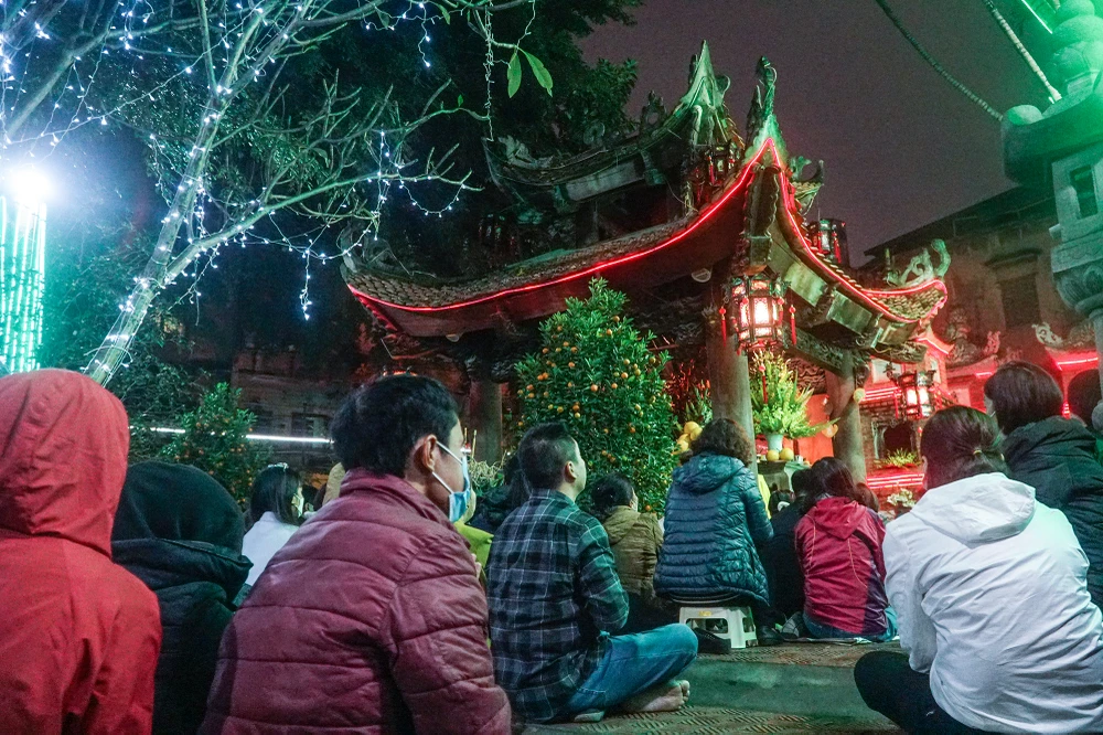 Nhiều người tin rằng đây là đêm đức Phật giáng lâm nên rằm tháng Giêng thường là dịp người người đi chùa cầu an, cầu may...