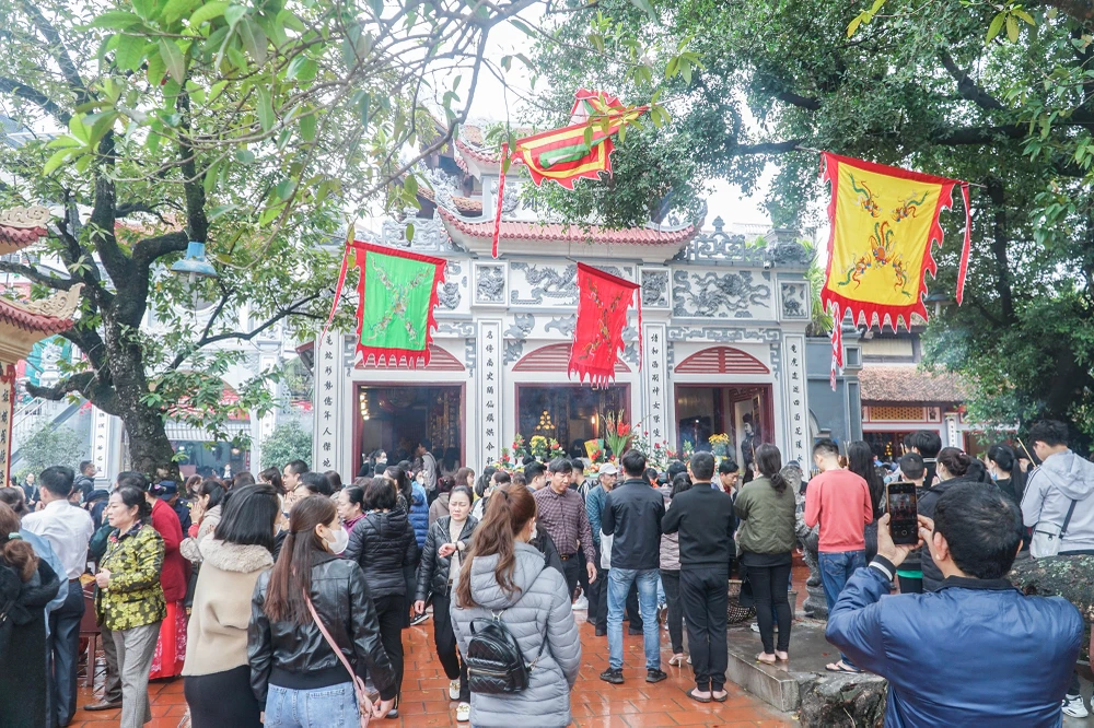 Phủ Tây Hồ được coi là một trong những địa điểm tâm linh được nhiều người tìm về nhất tại Hà Nội.