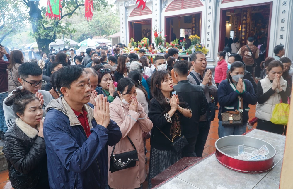 Càng về trưa, số lượng người dân đến Phủ mỗi lúc một đông đúc.