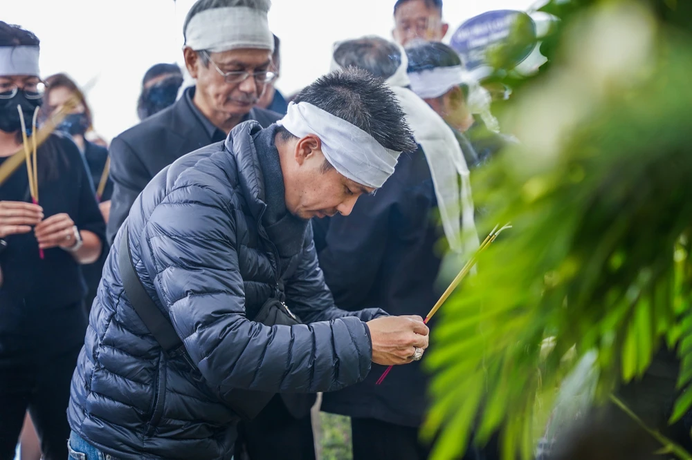 Tất cả đều đau buồn, tưởng nhớ nữ danh cầm piano đầu tiên của Việt Nam về với đất mẹ.