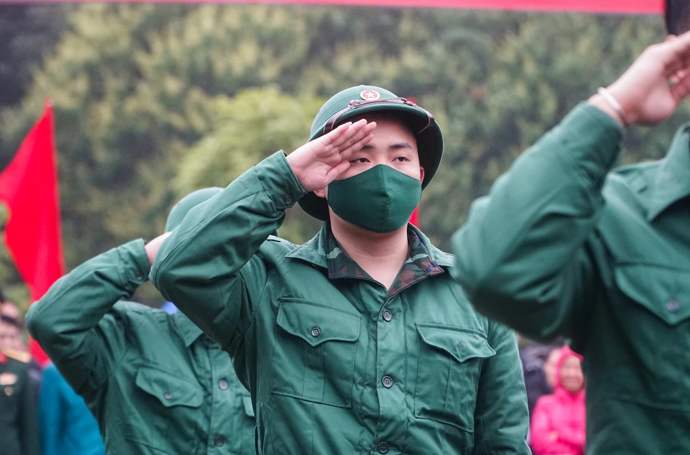 Đến nay thanh niên có đủ sức khỏe, tiêu chuẩn, đã vượt qua các vòng khám tuyển chọn đã nhận được giấy gọi nhập ngũ, quân tư trang. Tất cả đều trong tâm thế sẵn sàng lên đường thực hiện nghĩa vụ với Tổ quốc. Ảnh: PH