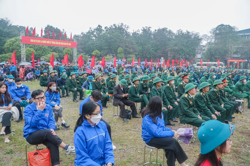 Ghi nhận tại quận Cầu Giấy, TP Hà Nội, buổi lễ giao nhận quân diễn ra trong không khí trang trọng. Ảnh: PH