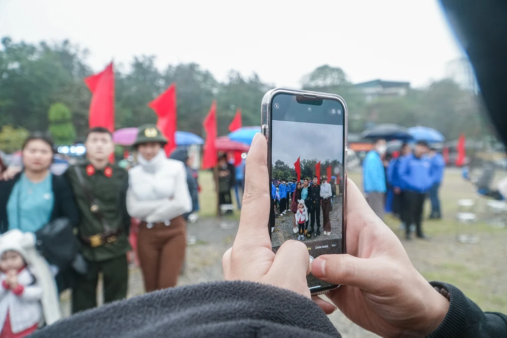 Những bức ảnh lưu niệm của các tân binh trước giờ lên đường nhập ngũ. Ảnh: PH