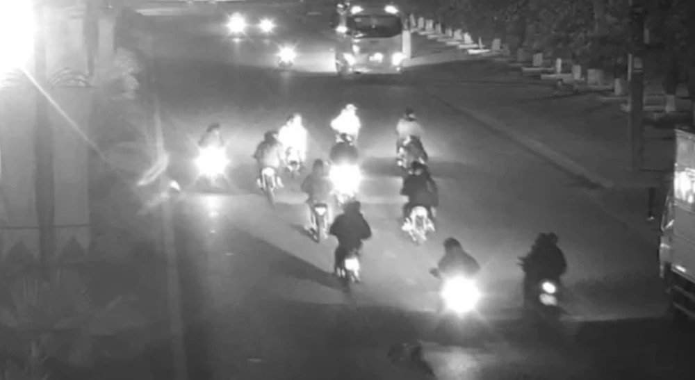 Nhóm thanh thiếu niên di chuyển trên các tuyến đường tại TP Sông Công. Ảnh CACC