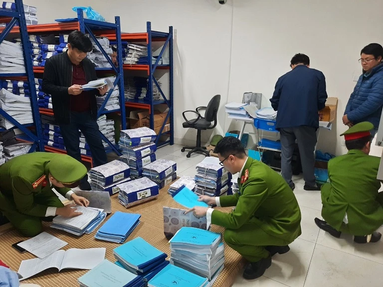 Lực lượng chức năng khám xét khẩn cấp tại Trung tâm đăng kiểm xe cơ giới 34-05D. Ảnh CACC