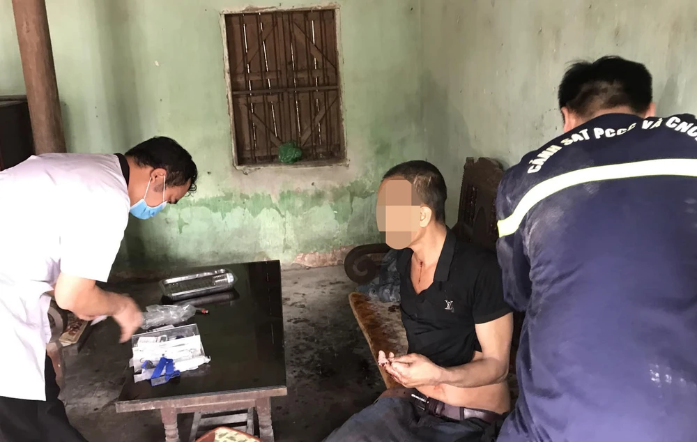 Anh B được sơ cứu vết thương sau khi được giải cứu khỏi giếng. Ảnh: CACC