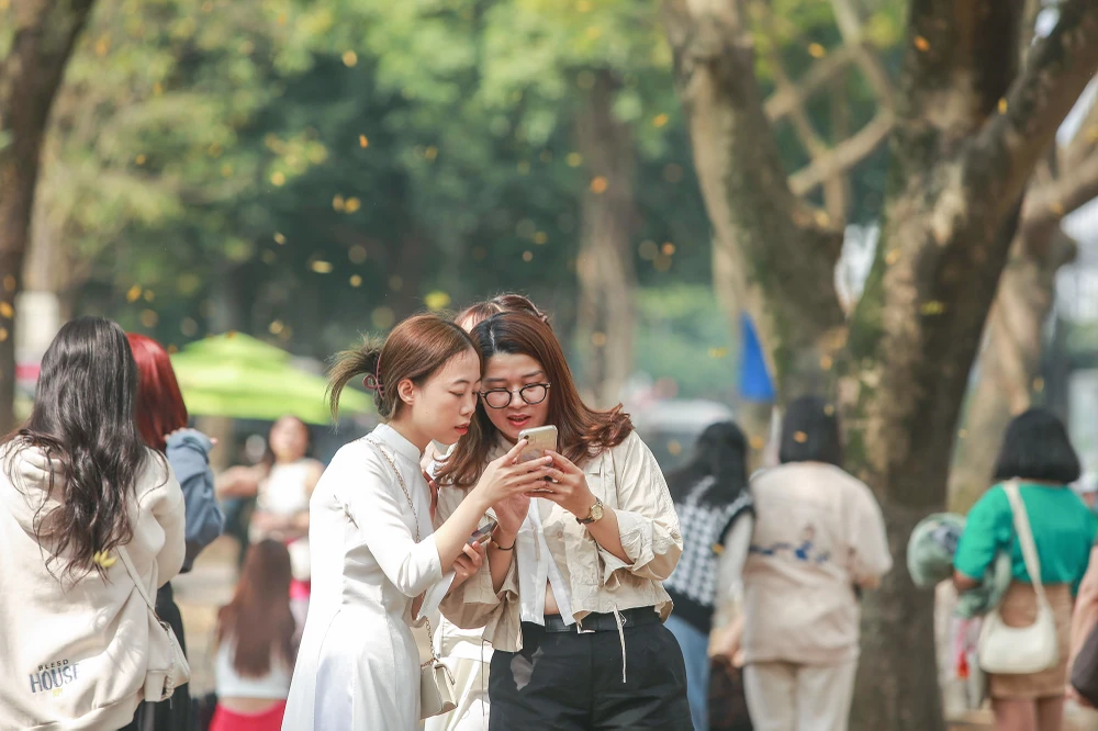 Nhiều bạn trẻ đã chuẩn bị những bộ đồ đẹp nhất, trang điểm kĩ càng trước khi đến đây chụp ảnh.