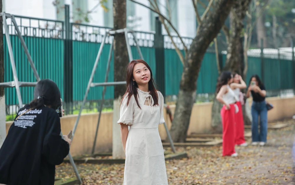 Phía dưới, nhiều bạn trẻ đang mải mê chụp ảnh, lưu lại những khoảnh khắc đáng nhớ.