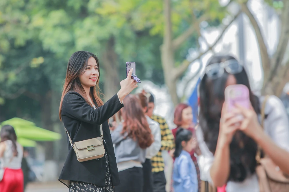 Bạn Hồ Thị Thành chia sẻ: “Tình cờ lướt mạng xã hội thấy hình ảnh lá đổ vàng rất đẹp tại đường Hoàng Hoa Thám, Phan Đình Phùng nên mình cũng tranh thủ đến check-in trước khi hàng cây thay lá hết”.