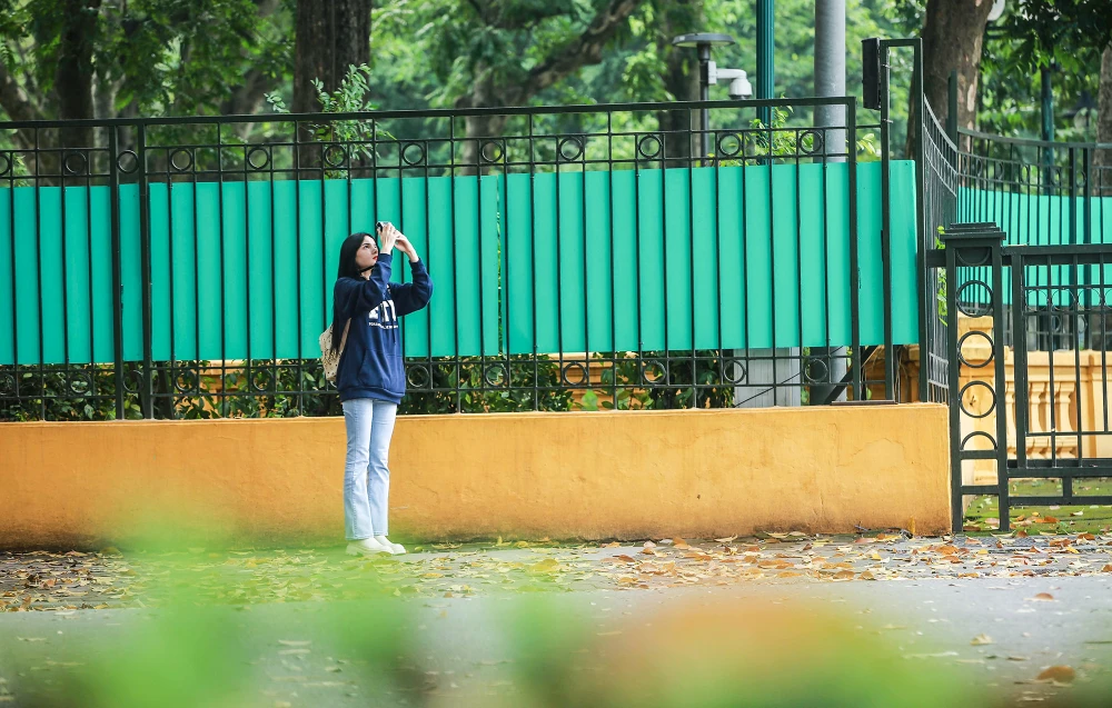 Không chỉ có giới trẻ trong nước, nhiều vị khách Tây cũng ngỡ ngàng trước khung cảnh này, đã chụp ảnh lưu lại.