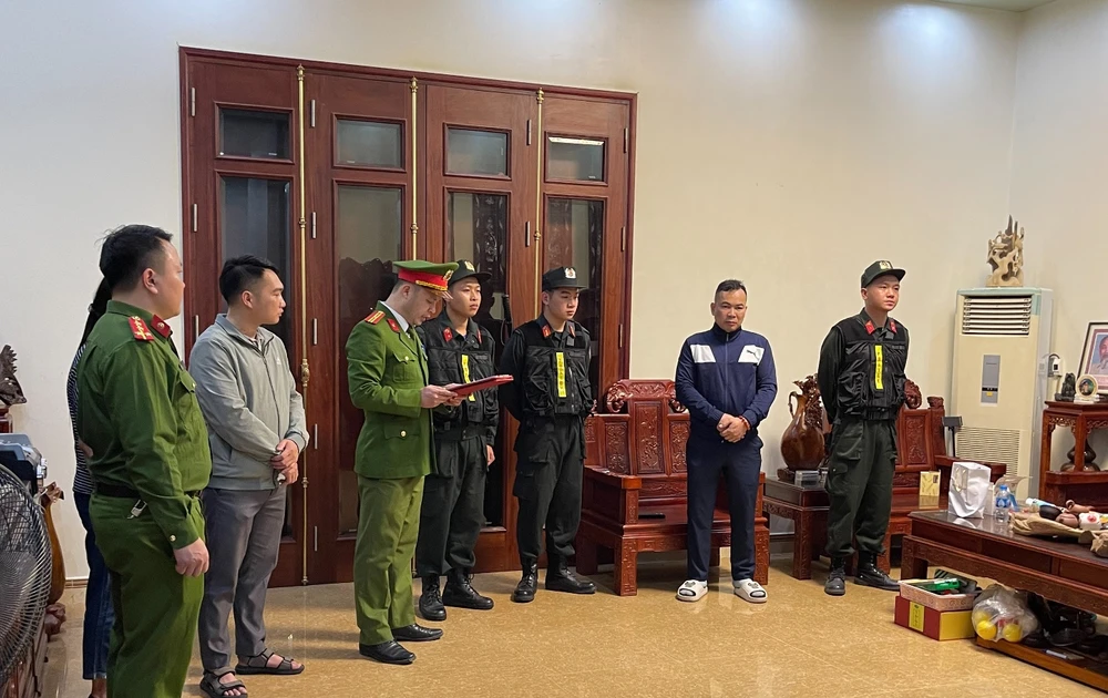 Cơ quan công an khám xét nơi ở của Trần Đức Dương. Ảnh CACC