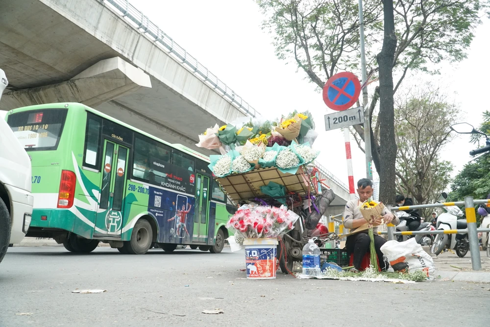 Ngày 14-2, ghi nhận dọc theo nhiều con đường tuyến phố ở Hà Nội, nhiều tiểu thương đã bày biện hoa để bán phục vụ nhu cầu của người dân nhân ngày lễ Tình yêu.