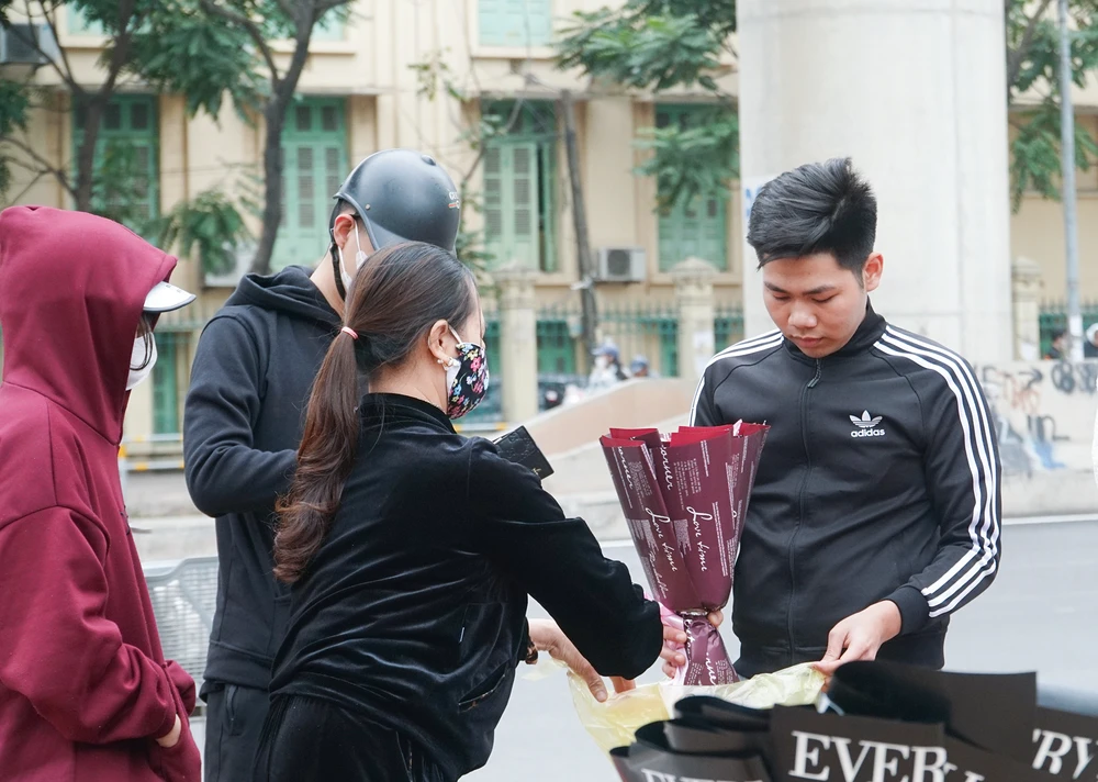 Đây là dịp để mọi người thể hiện tình yêu của mình dành cho người mình yêu, đặc biệt là các đấng "mày râu" đối với người yêu, bạn gái... của mình.