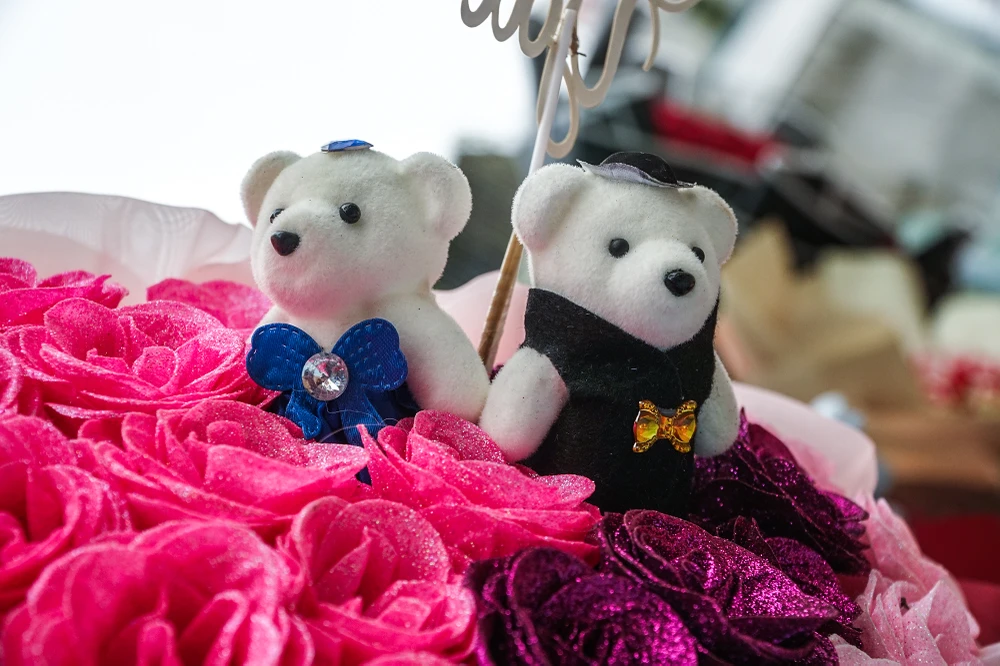 Thị trường hoa năm nay khá đa dạng mẫu mã, từ hoa tươi đến hoa khô, hoa sáp... giá trung bình từ 250.000 đến 650.000đồng/ đóa, tùy vào số lượng, loại hoa...