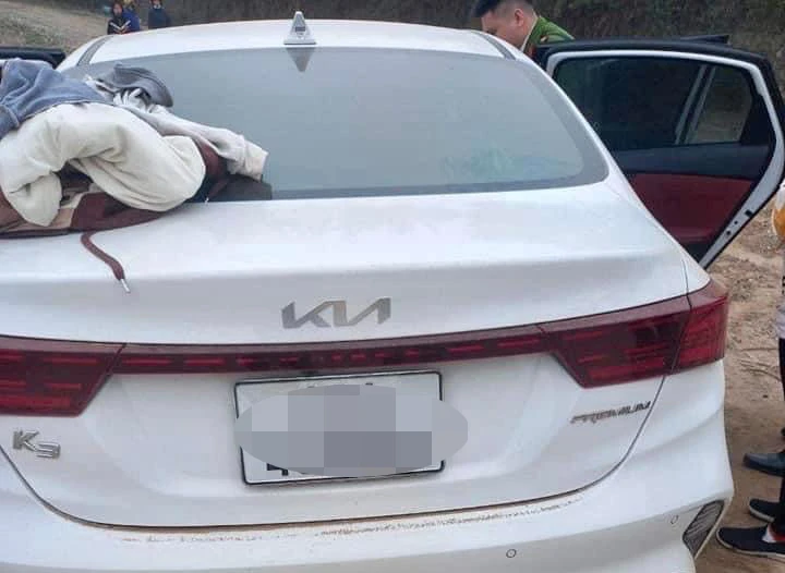 Chiếc xe ô tô bị bỏ lại bên bờ sông Lô. Ảnh CTV