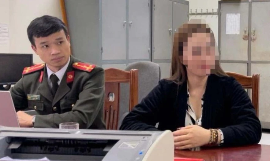 Trước đó, bà Trương Thị Hương (tay phải) bị công an xử phạt hành chính 7,5 triệu đồng. Ảnh: CTV Trước đó, bà Trương Thị Hương (tay phải) bị công an xử phạt hành chính 7,5 triệu đồng. Ảnh: CTV