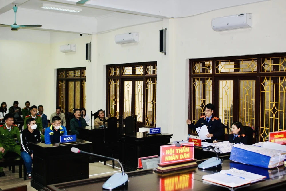 Phiên tòa xét xử bị cáo Nguyễn Văn Diễn và Vũ Đức Tuấn thời điểm năm 2022 về tội vi phạm quy định về khai thác tài nguyên. Ảnh: VKSND tỉnh Hà Nam