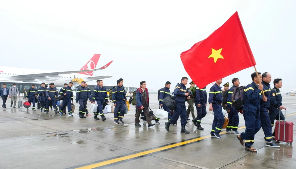 24 cảnh sát tham gia cứu hộ ở Thổ Nhĩ Kỳ hoàn thành nhiệm vụ đã về đến Việt Nam vào chiều ngày 19-2. Ảnh CTV