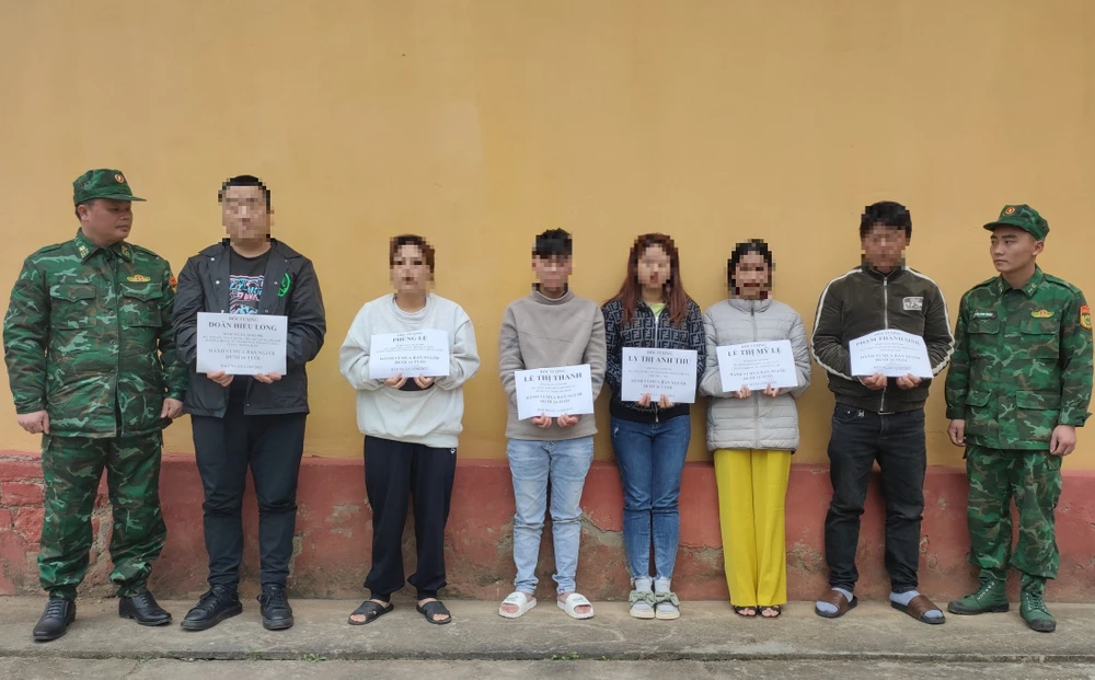 Nhóm người bị bắt tại đồn Biên phòng Cần Yên. Ảnh BĐBP cung cấp