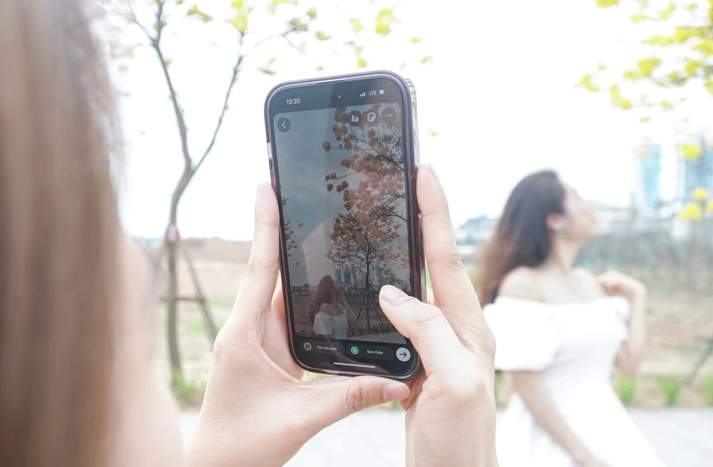 Ai cũng muốn lưu cho mình những bức ảnh đẹp nhất giữa đất trời mùa xuân ở Hà Nội.