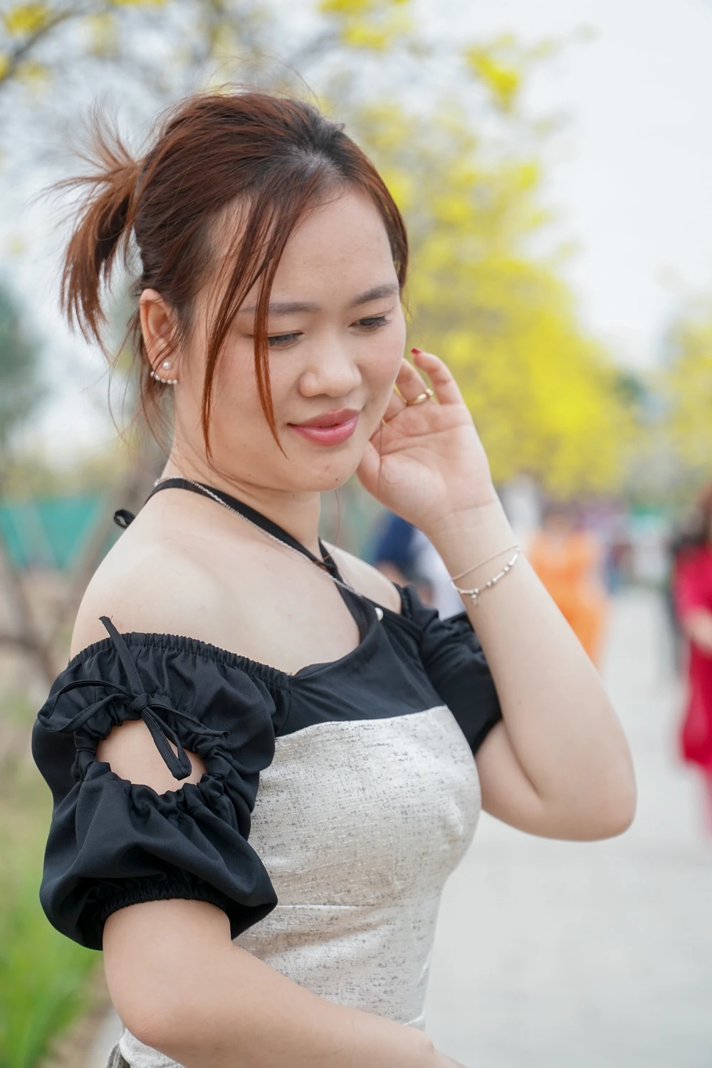 Chị Hoàng Ánh Ngọc chia sẻ: "Tôi rất thích thú khi lần đầu tiên đến đây với bạn. Con đường hoa thật đẹp, mong rằng Hà Nội sẽ có thêm nhiều con đường như vậy".