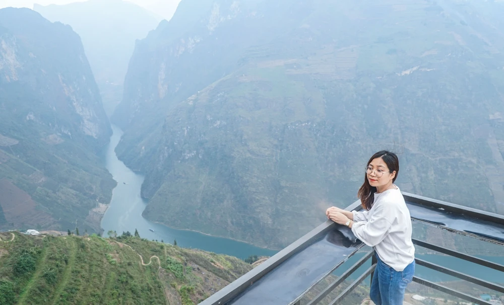 Du khách mải mê tạo dáng, check-in cùng dòng sông và hẻm vực Tu Sản.