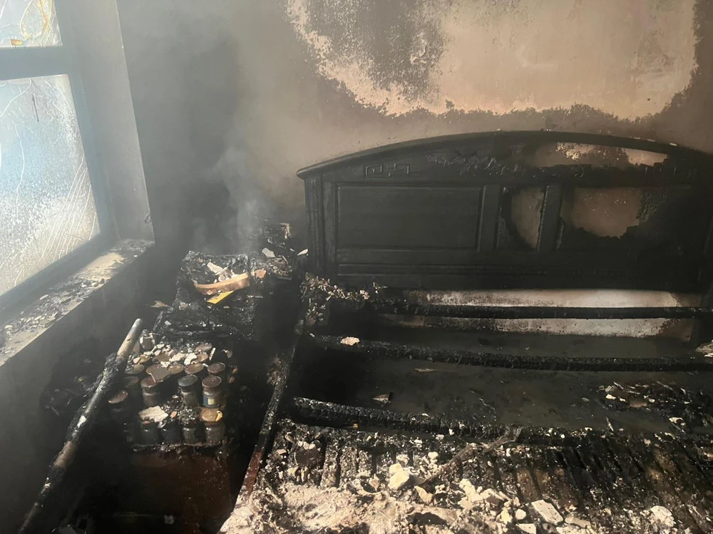 Ngọn lửa thiêu rụi nhiều đồ vật trong căn hộ. Ảnh CA