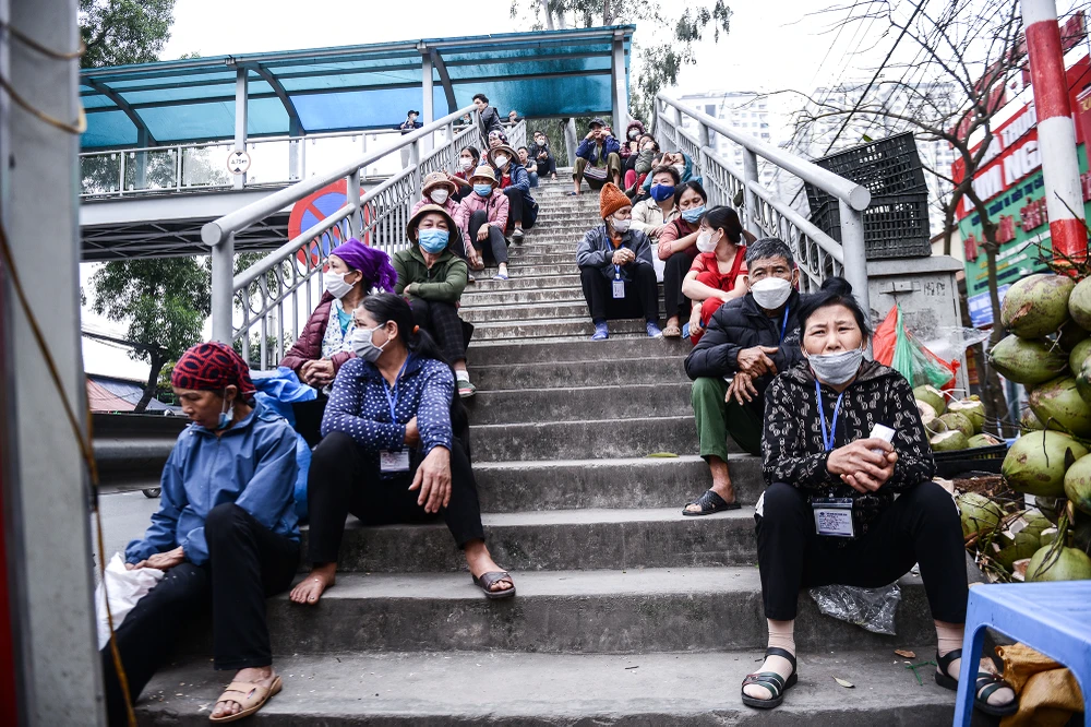 Được biết, trên toàn TP Hà Nội hiện nay có khoảng 70 cầu bộ hành ở các nút giao cắt và khu vực gần bệnh viện, trường học, nơi có mật độ giao thông đông đúc. Tuy nhiên, bỏ mặc sự tồn tại của cầu dành cho người đi bộ, người dân sống tại Thủ Đô vẫn vô tư di chuyển dưới lòng đường, tiềm ẩn nhiều nguy cơ mất an toàn giao thông.