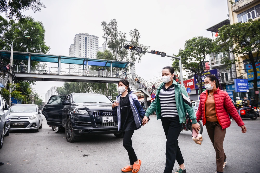 Nhiều người cho biết không đi trên cầu vượt bộ hành vì mất thời gian.