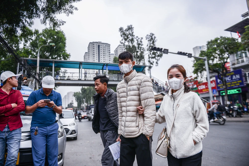 Cạnh đó là cầu vượt bộ hành, nhưng nhiều người cho rằng mất thời gian, nên đã chọn giải pháp đi phía dưới.