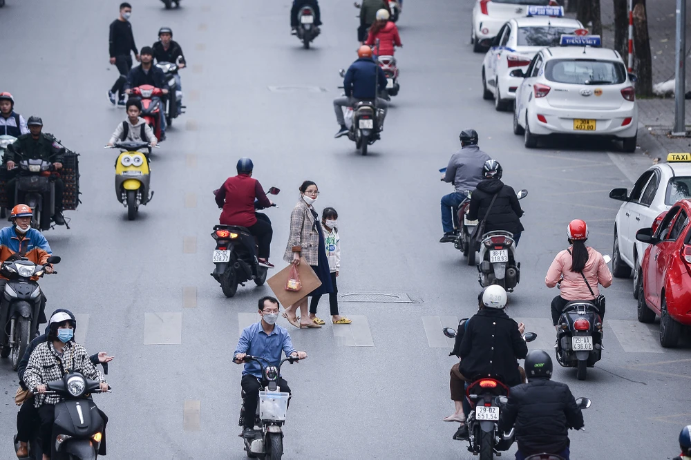 Tình trạng người dân sang đường không đúng quy định diễn ra phổ biến bất chấp nguy hiểm, trong khi nhiều cầu vượt ở Hà Nội bị người dân "lãng quên", ít sử dụng.