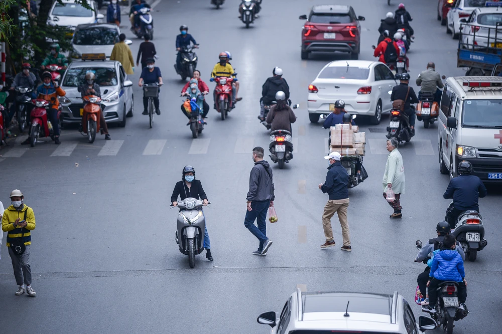 Đáng chú ý, tại tuyến đường ở khu vực trước cổng Bệnh viện K (cơ sở Tân Triều) và trước cổng Bệnh viện Thanh Nhàn, dù có phương tiện tham gia giao thông lớn, nhưng bệnh nhân và người nhà bệnh nhân vẫn vi phạm an toàn giao thông.