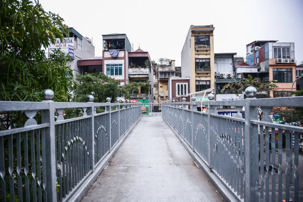 Trong ảnh là cầu bộ hành trước cổng Bệnh viện Thanh Nhàn nhằm đảm bảo an toàn cho người đi bộ, tuy nhiên rất ít người dân sử dụng lối đi này.